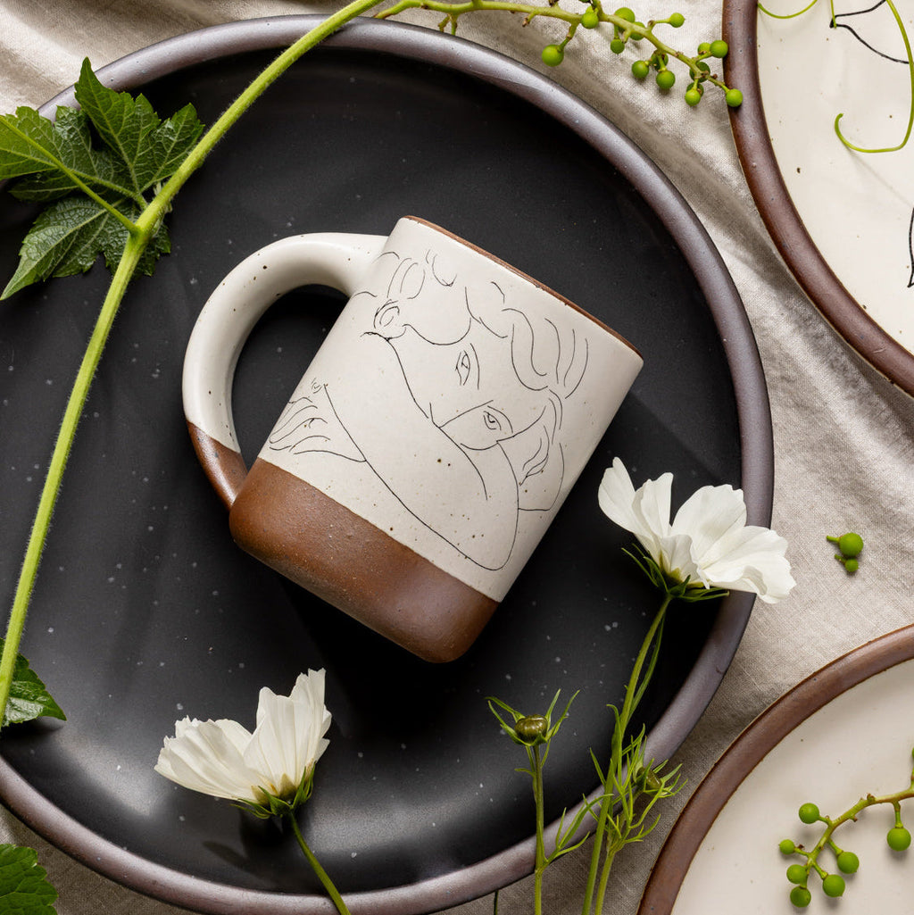 The Mug Jeune femme le visage enfoui dans les bras