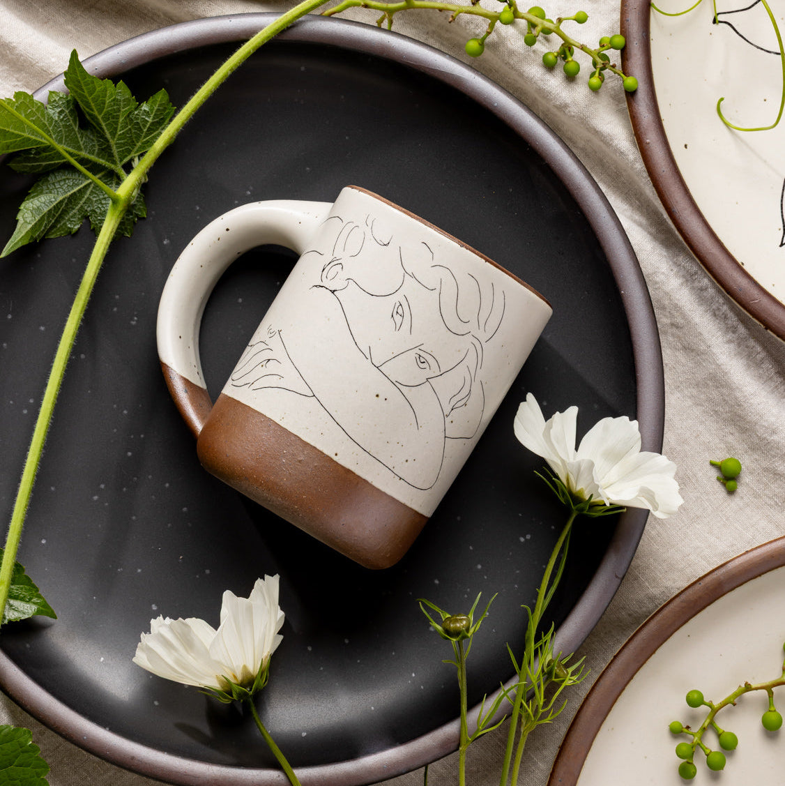 The Mug Jeune femme le visage enfoui dans les bras