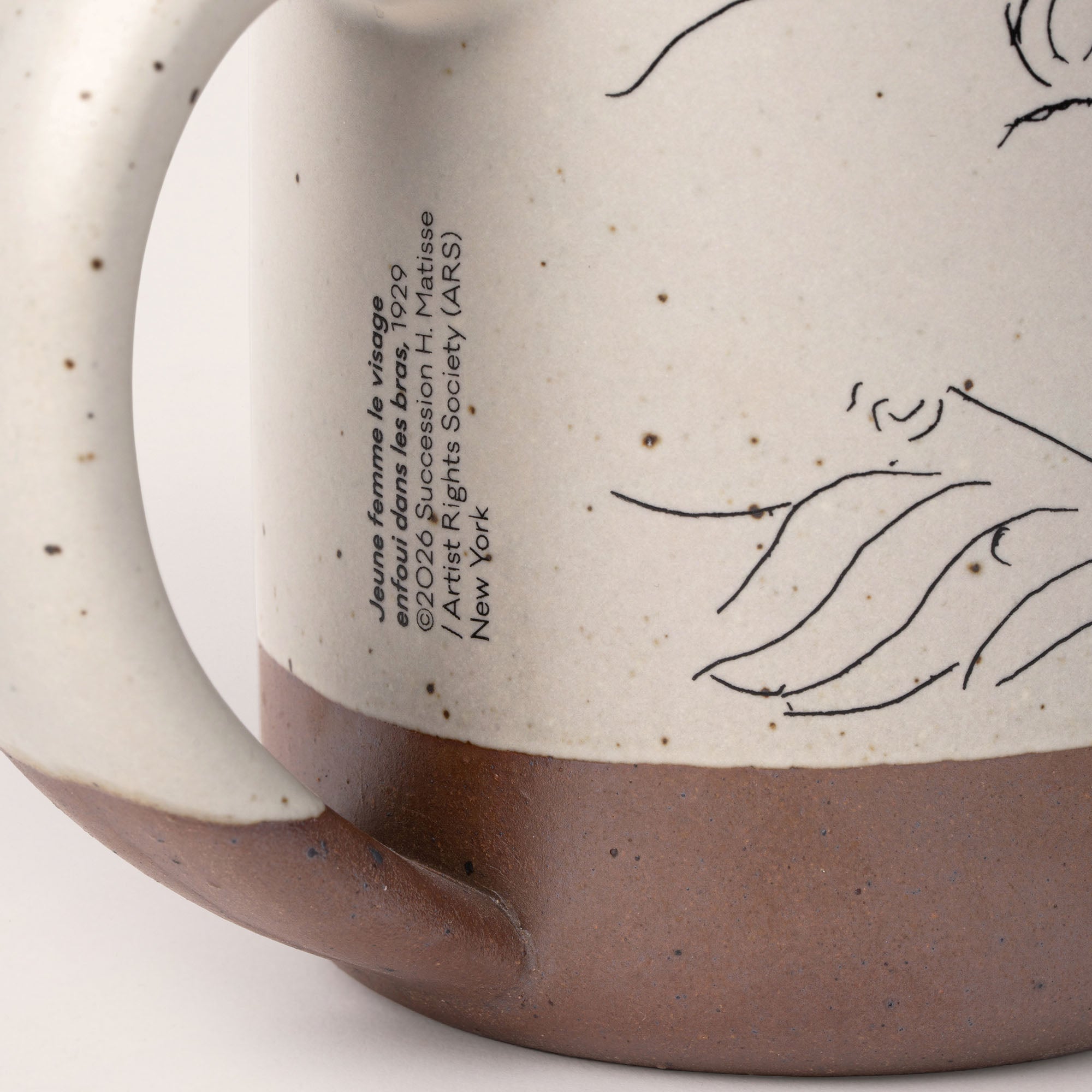 The Mug Jeune femme le visage enfoui dans les bras
