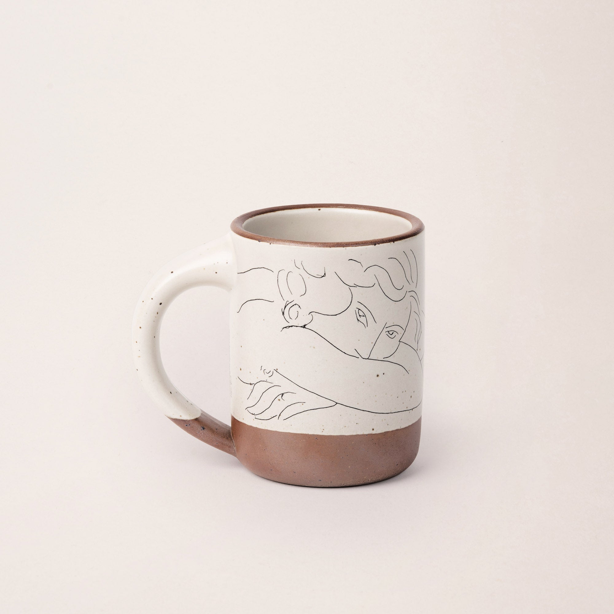 The Mug Jeune femme le visage enfoui dans les bras