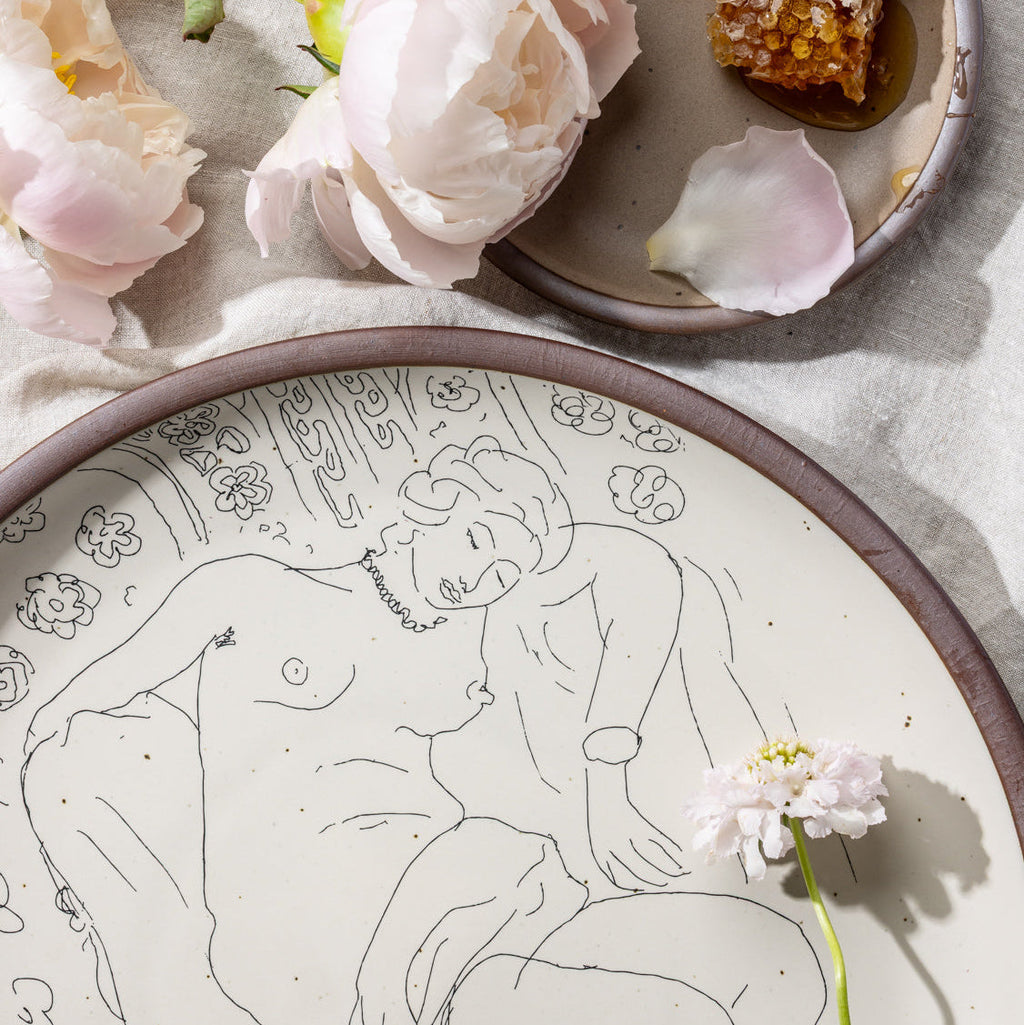 Serving Platter Figure endormie sur fond moucharabieh