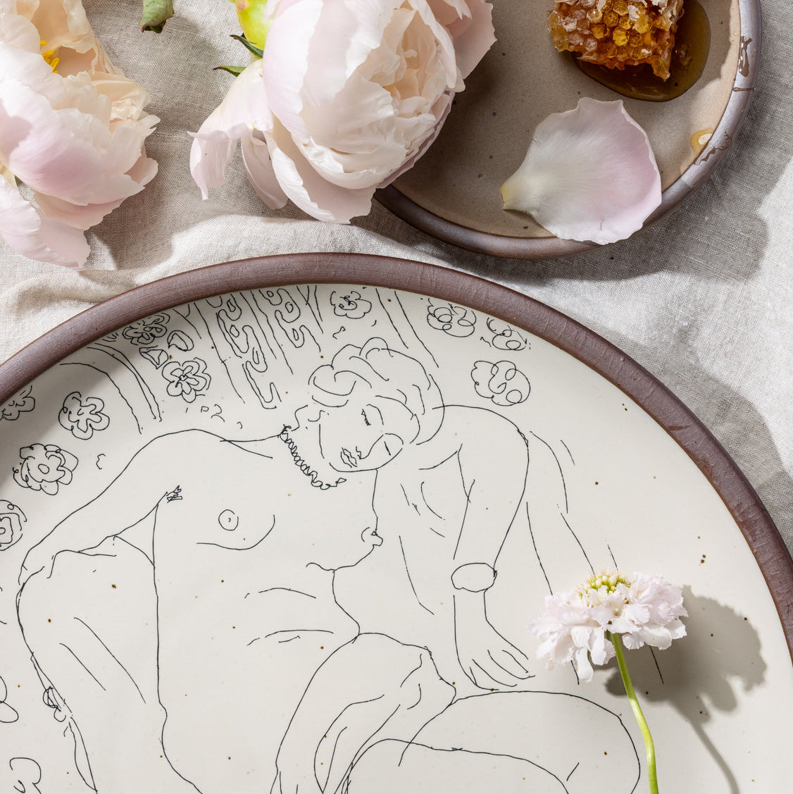 Serving Platter Figure endormie sur fond moucharabieh
