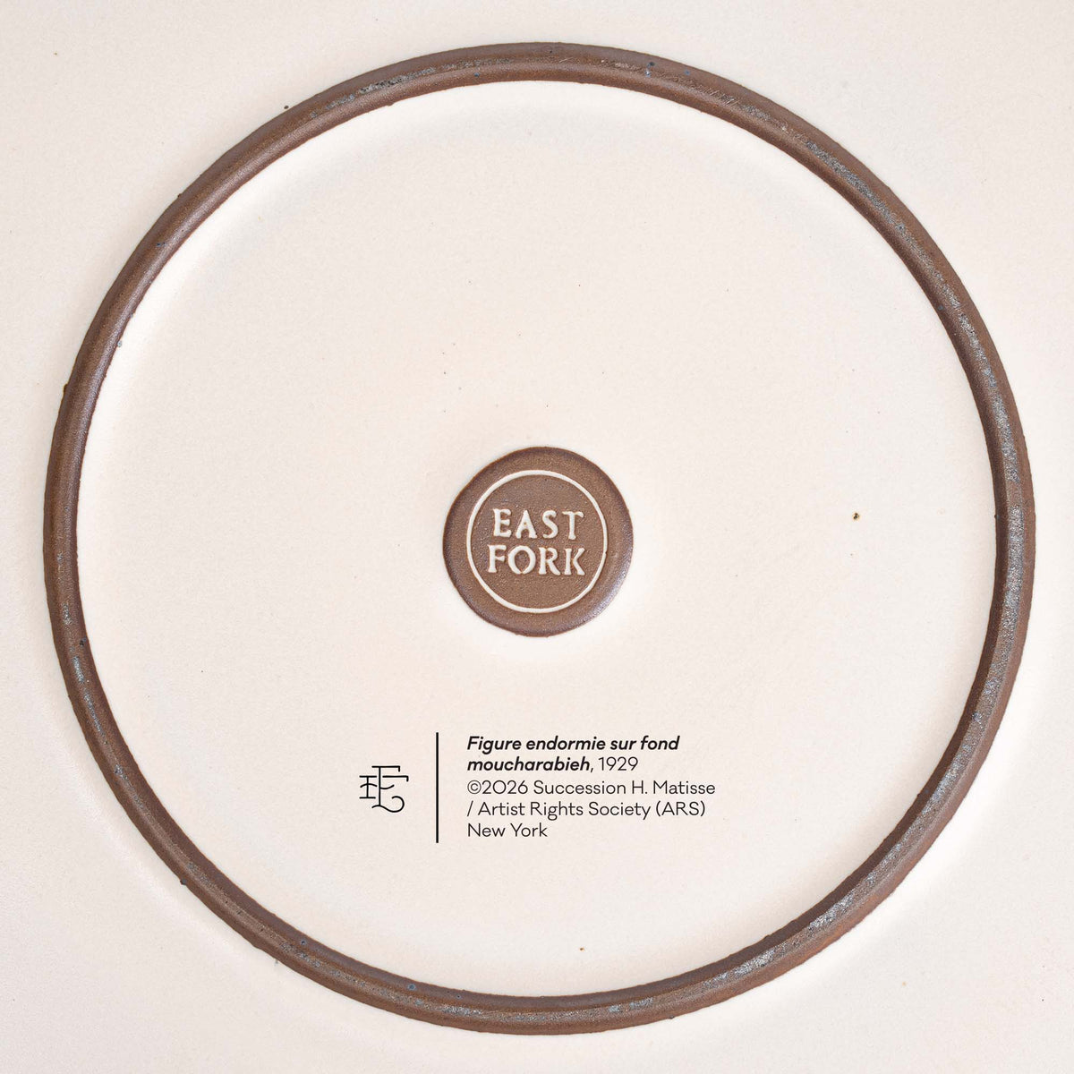 Serving Platter Figure endormie sur fond moucharabieh