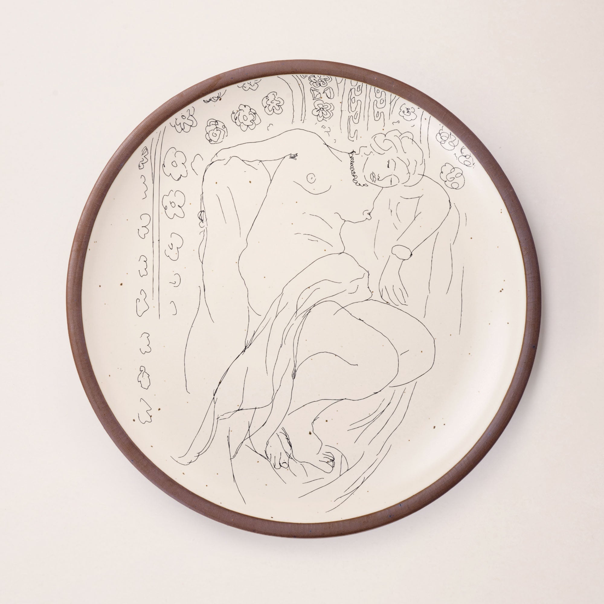Serving Platter Figure endormie sur fond moucharabieh